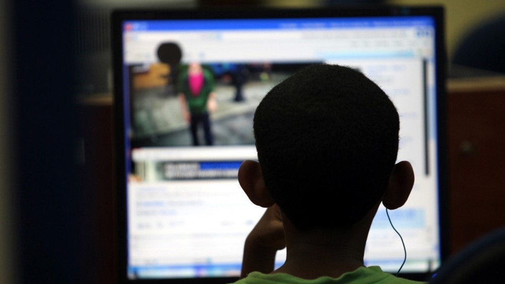 child-using-computer | Parenting.lk