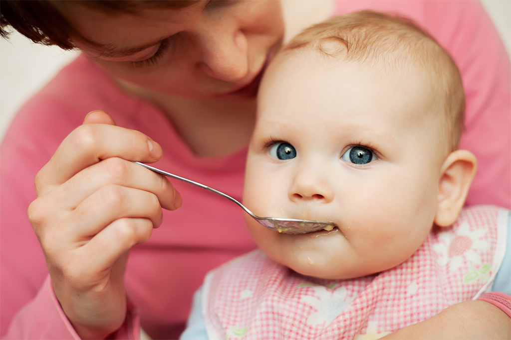baby_with_healthy_foods