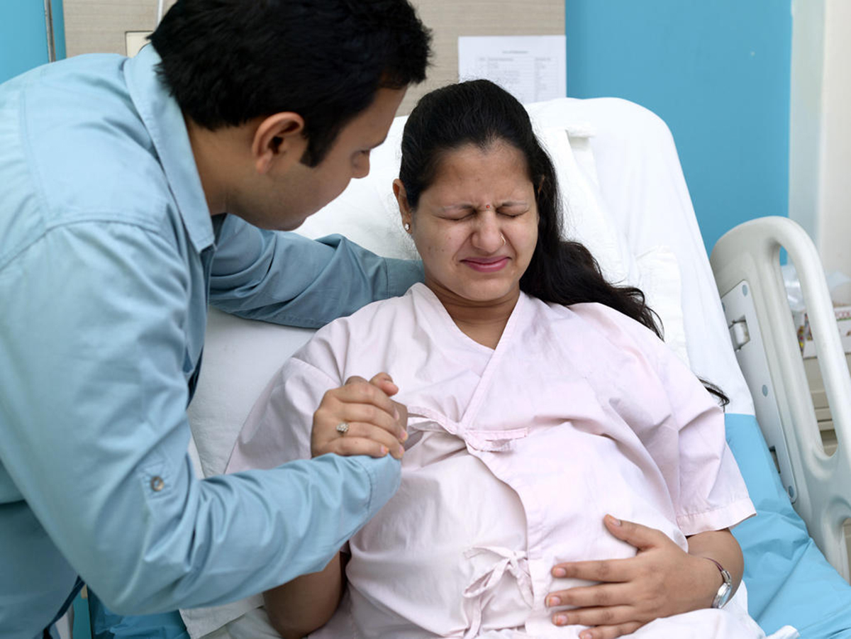 Процесс начала родов. Беременные женщины рожают.