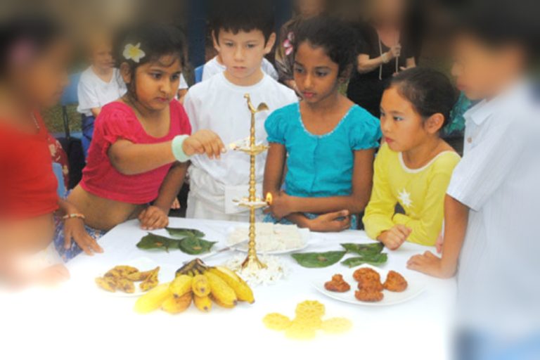 සිංහල අලුත් අවුරුද්ද සමරන හැටි ඔබේ දරුවටත් කියාදෙන්න