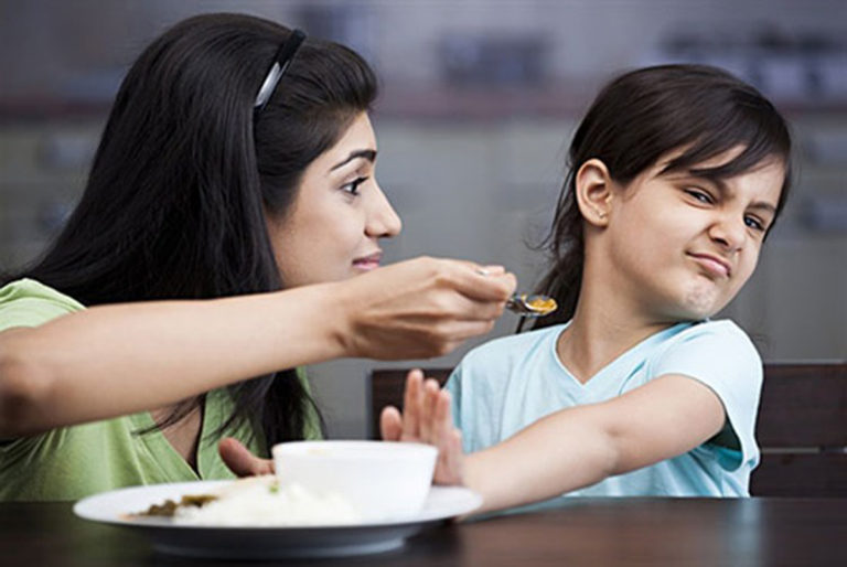 පොඩි පැටියට බත් කවන්න ගෙදර යුද්ධයක්