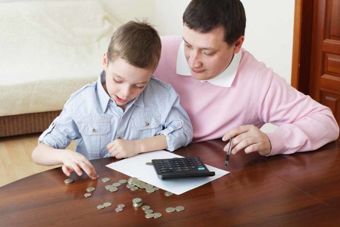 parents_teaching_child_to_save_money