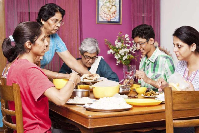 එක මේසේ එකට එක්ව කෑම කද්දී ලැබෙන වාසි මෙන්න