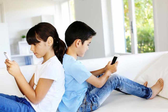 children_using_smartphones
