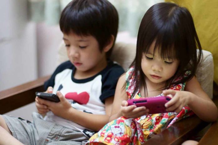 kids_using_smartphones