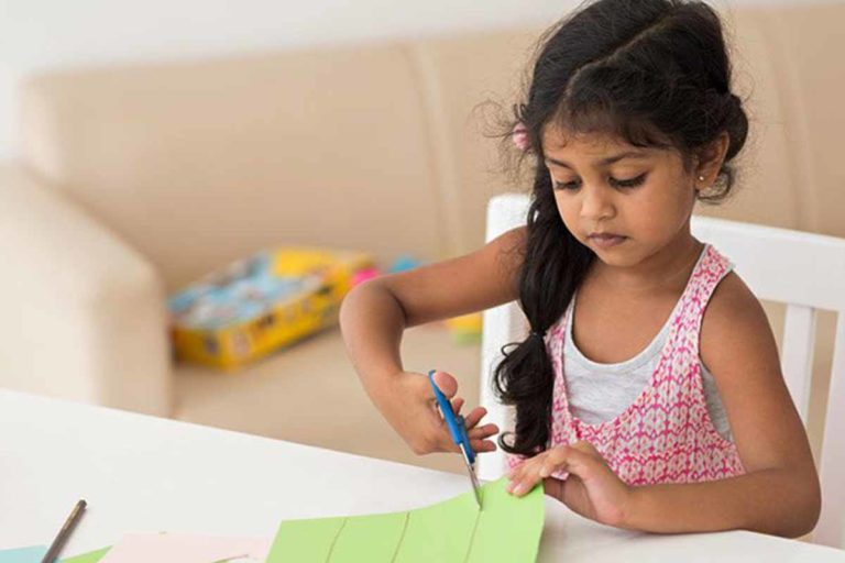 අතට අහුවෙන හැමදේම කපලා දානවා, ඔබේ දරුවටත් මේ පුරුද්ද තියෙනවද?