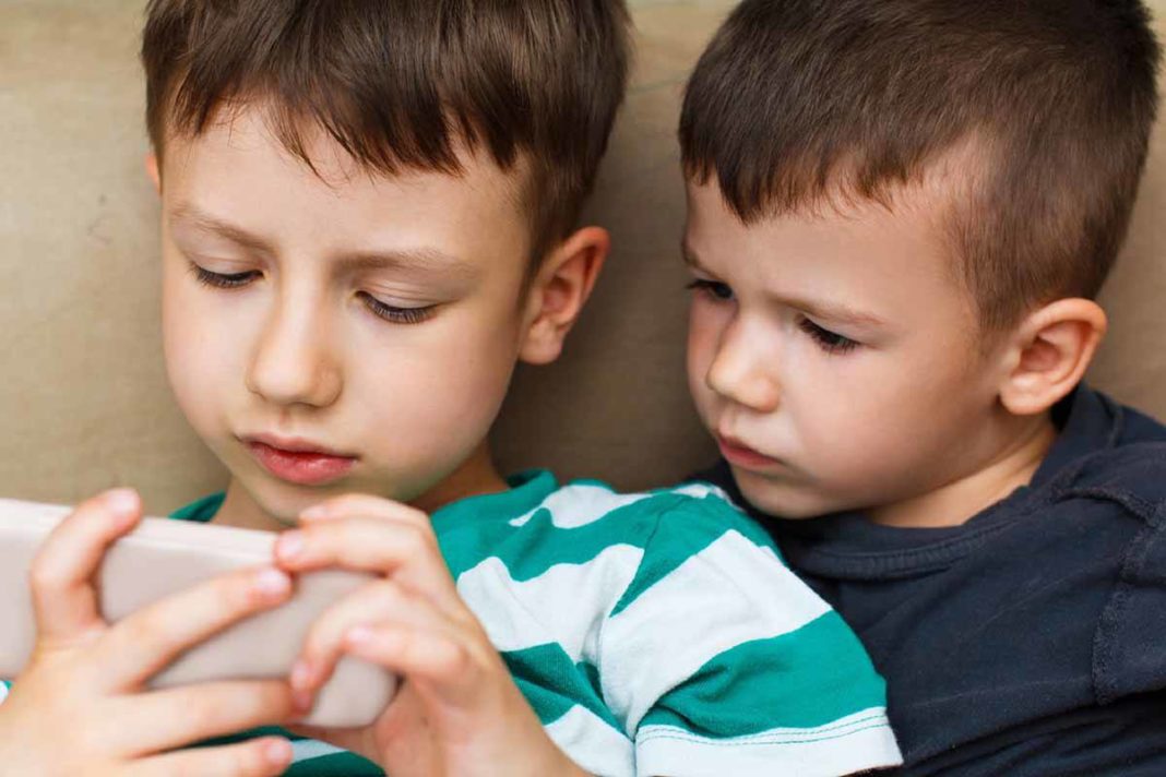 child-using-smartphone