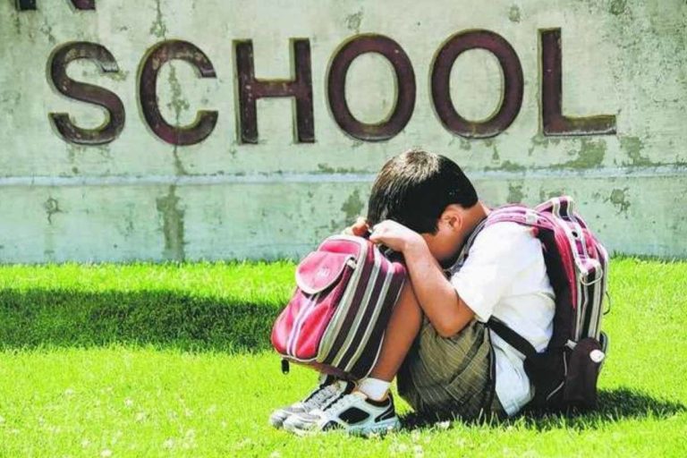 පුතා ඉස්කෝලේ යන්න බැහැ කියනවද ?