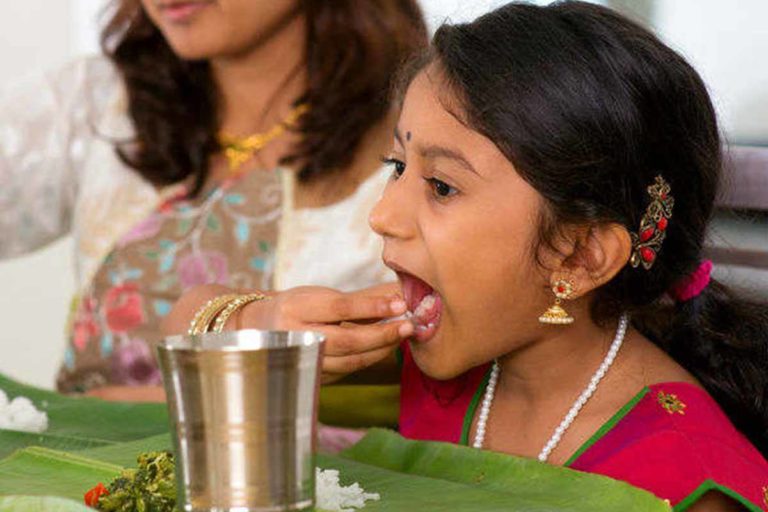 දරුවන්ට තනියම කන්න දෙන එකේ වාසි ගැන දන්නවද?