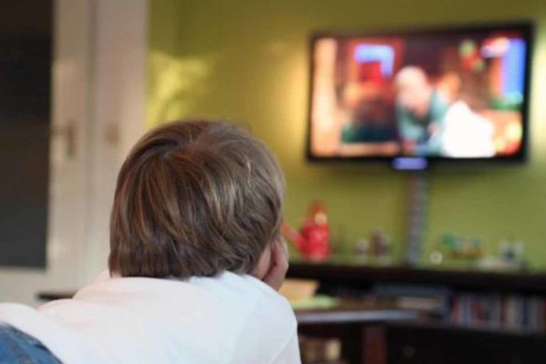 ඔබේ දරුවාත් ඉවරයක් නැතිව TV බලනවද?
