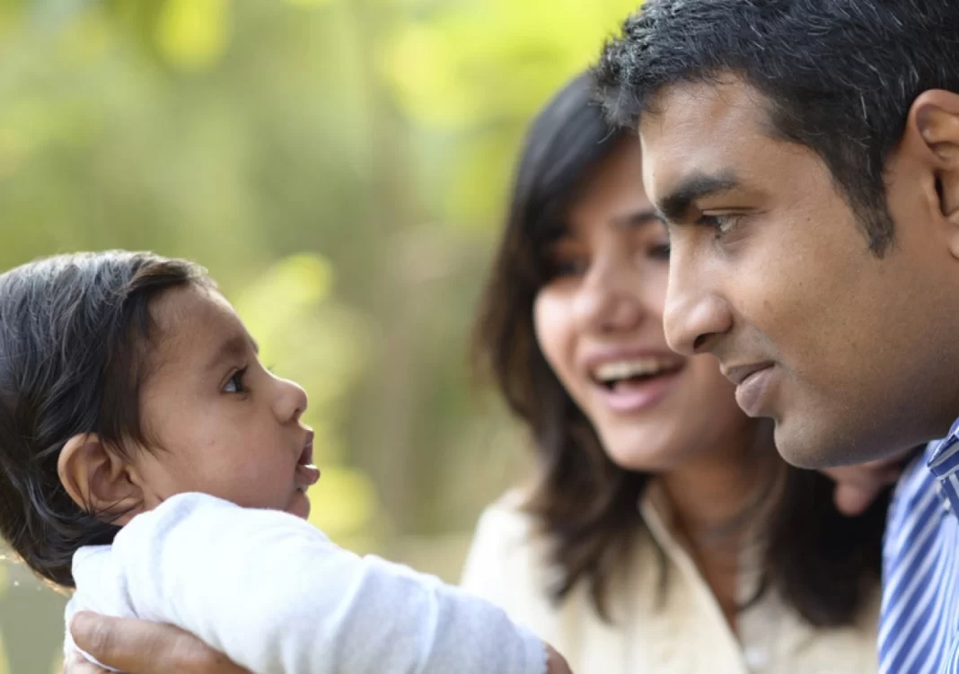 Indians daughter. Индийские фамилии женские. Indian father. Индуистская семья на белом фоне. Indian Baby.