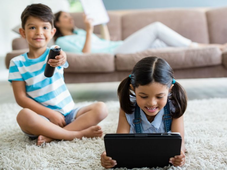 Screen Time  නිසා දරුවා මානසික අසමතුලිතතාවයට පත් වෙනවා.